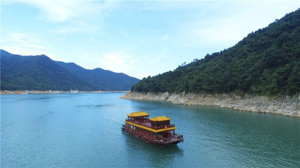 永隆配资 湖南郴州资兴市东江湖白廊景区一游船侧翻致29人落水 已救出28人