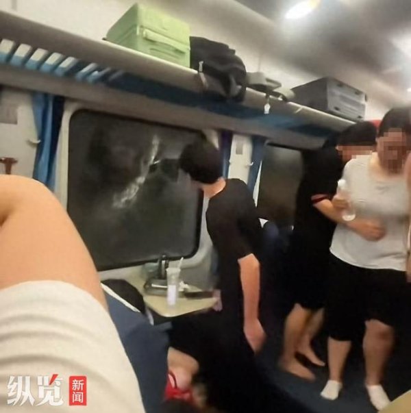 荣利通 列车因故脱线停运近3小时男子砸车窗通风 官方通报详情