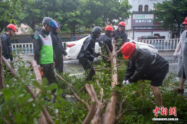 蜗牛配资 台风“麦德姆”肆虐广西沿海 各方合力恢复城市秩序